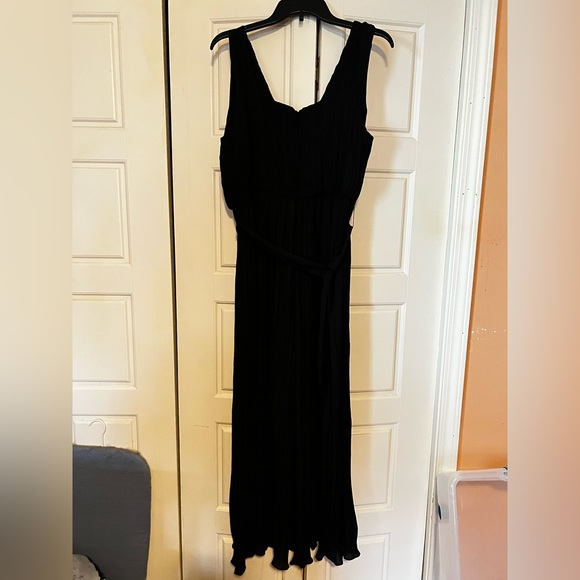 Pleated black jumpsuit - Picture 4 of 5